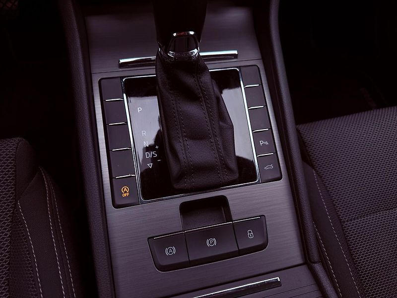 Škoda Superb 2.0 TDi DSG Style, Keyless - fotka 24 z 30