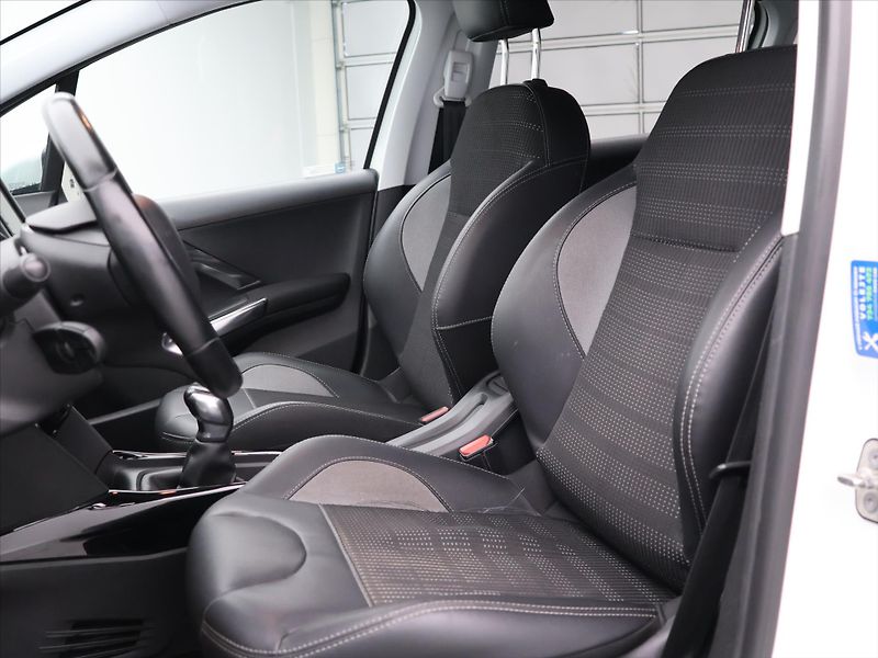 Peugeot 2008 1,6 HDI 73kW CZ - fotka 10 z 29