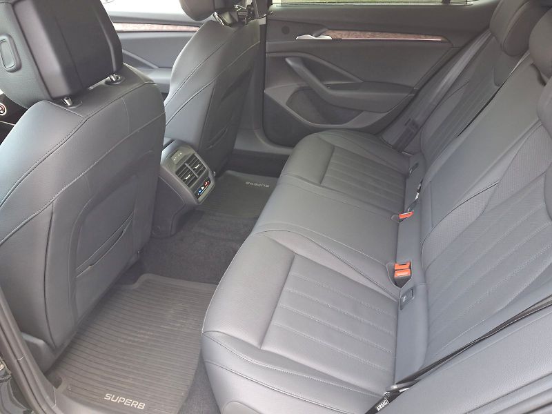 Škoda Superb (2025) iV L&K DSG 1,5TSi 150kW - fotka 7 z 35