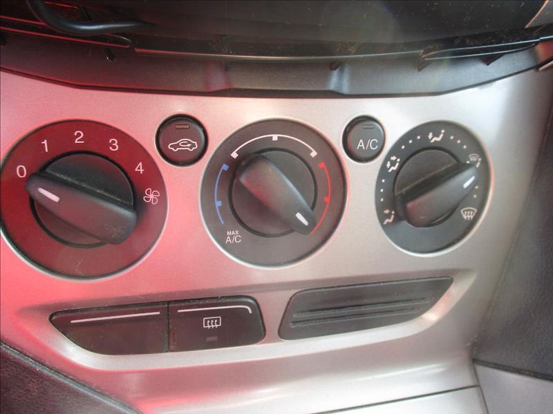 Ford Focus 1,6 i, klimatizace,serviska,CZ - fotka 20 z 36
