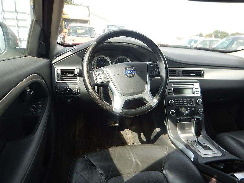 Volvo V70 D3 2.0 D, AUT, 120 kW  - fotka 11 z 31