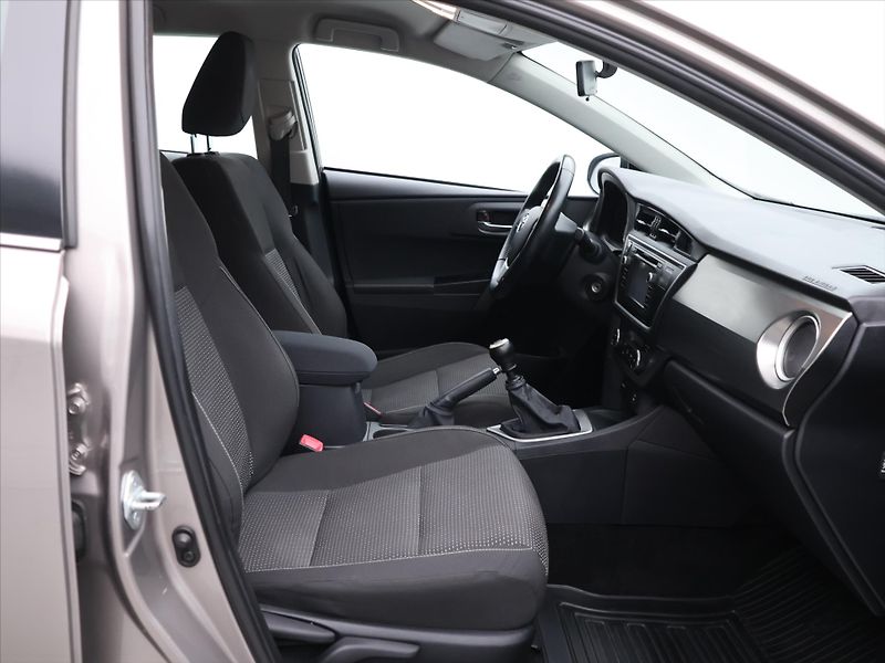 Toyota Auris 1,6 i 97kW Serv. Kniha - fotka 12 z 25