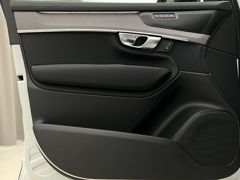 Volvo XC90 (2026) B5 AWD DARK PLUS - fotka 24 z 47