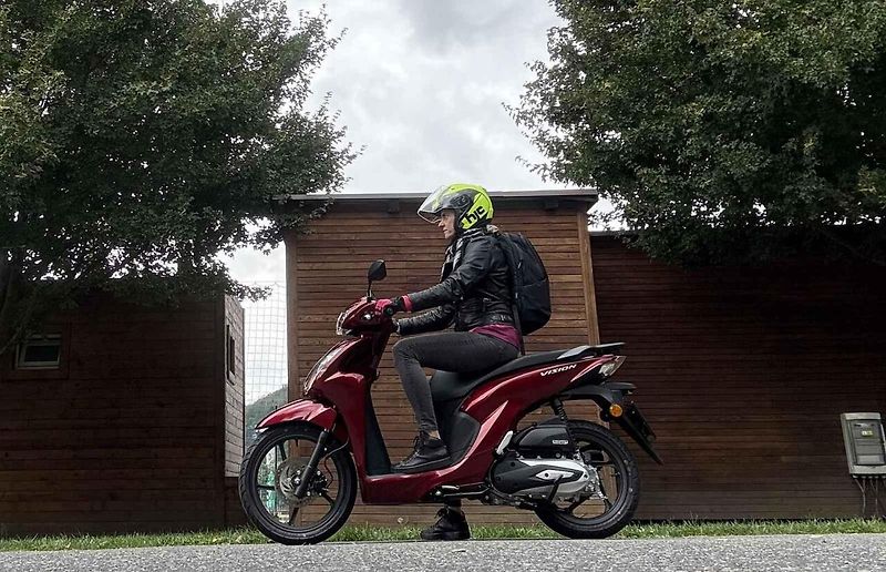 Začínáte v jedné stopě a máte omezený rozpočet? Honda Vision je skvělé řešení.