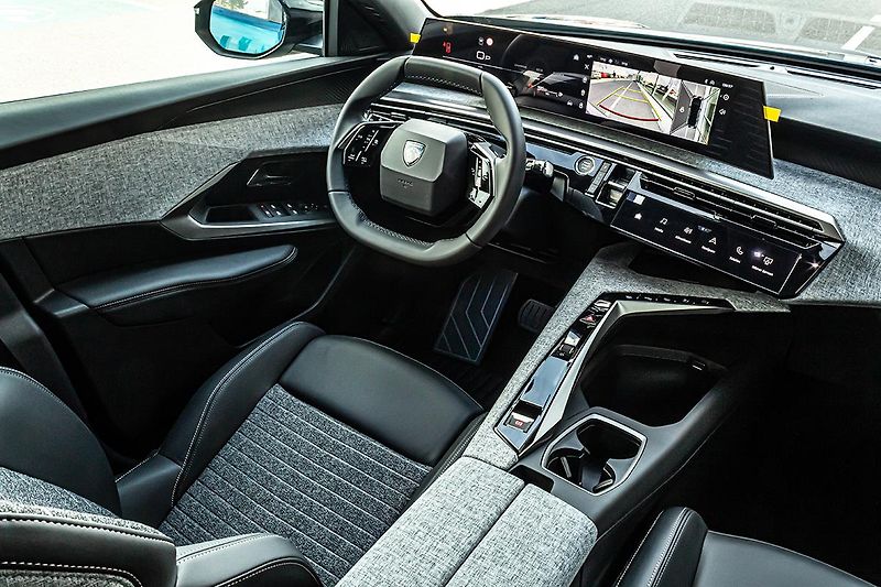 Peugeot 3008 (2026) 1,2 Hybrid 145 e-DCS6  BUSINES - fotka 4 z 10
