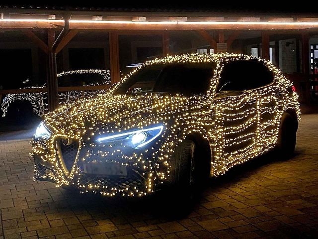 Nazdobená Alfa Romeo se pohybuje před adventním obdobím po Rakovníku. Foto: Oliver Suchánek