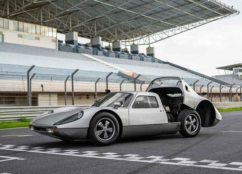 Jaroslav Juhan s dalšími členy závodního týmu Porsche. Je na snímku čtvrtý zleva.