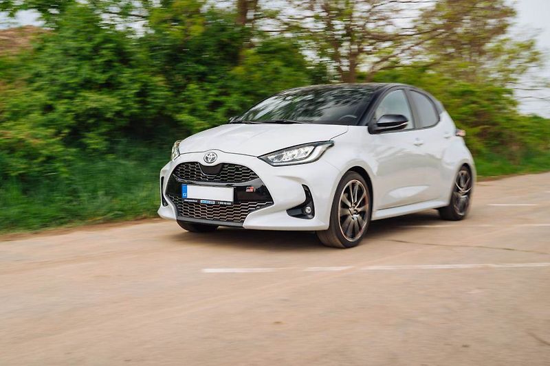 Toyota Yaris (2023) 1.5 VVT-i Hybrid - fotka 31 z 32