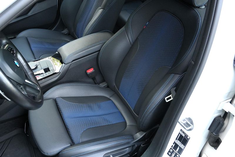 BMW Řada 1 M135i xDrive, Harman, Komfort - fotka 27 z 32