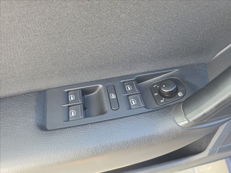 Volkswagen Passat 1,4 TSi 90KW Comfortline NAVI - fotka 14 z 45