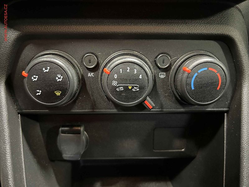 Dacia Sandero (2023) 1.0TCe, ČR, AC, park.kamera - fotka 14 z 15