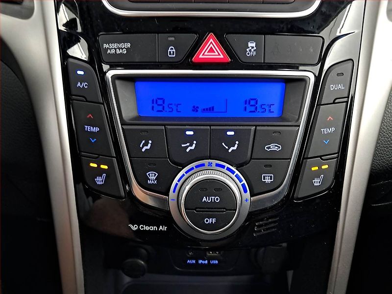 Hyundai i30 (2014) Trikolor Plus 1.6 CRDi - fotka 13 z 16