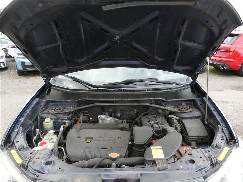 Mitsubishi Outlander 2,4 i 125kW 7.míst,4x4,automat - fotka 32 z 35