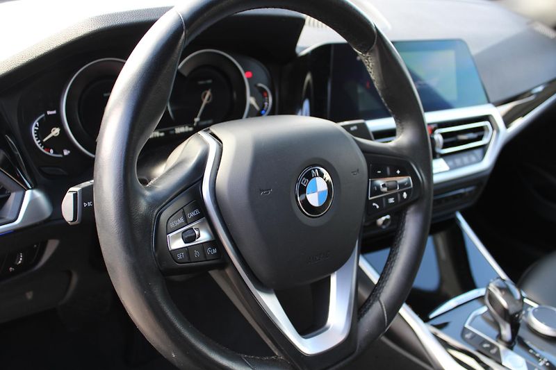 BMW Řada 3 (2019) 320d KŮŽE LED AUTOMAT TEMPOMAT - fotka 19 z 26
