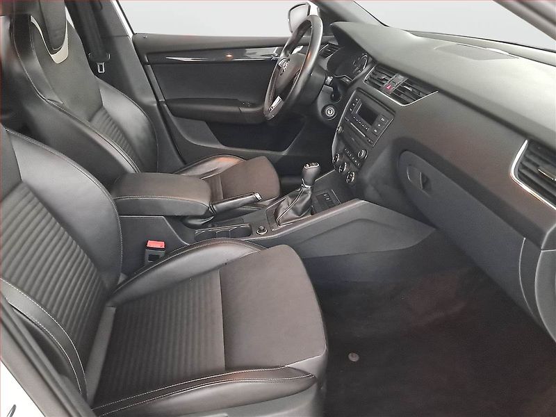 Škoda Octavia (2014) RS 2.0 TSI, Bi-Xenony - fotka 9 z 19