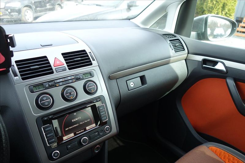 Volkswagen Touran 2,0 TDi,SERV.KN.,CROSS,7 MÍST. - fotka 32 z 32
