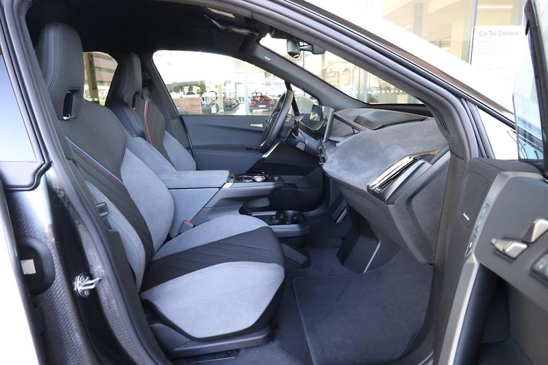 BMW iX xDrive45 - fotka 13 z 17