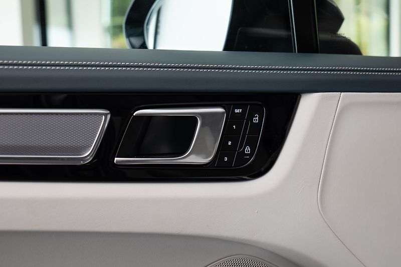 Porsche Cayenne E-Hybrid Platinum Edition/Bose - fotka 19 z 28