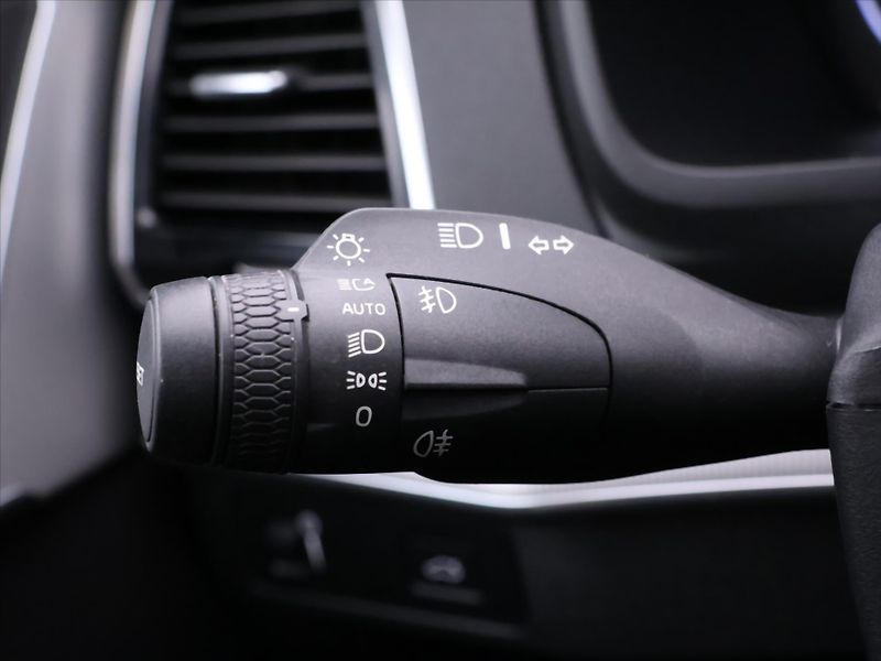 Volvo XC90 2,0 D5 Aut. AWD CZ R-Design - fotka 18 z 36