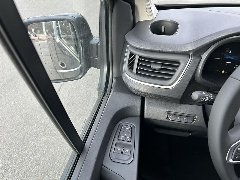 Renault Trafic (2025) COMBI L2H1 170k AT9 RED 8 MÍST - fotka 31 z 32