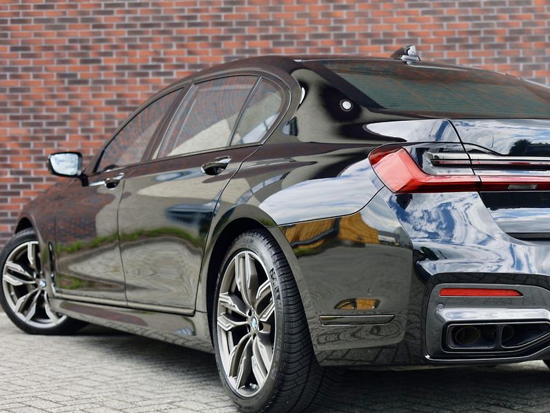 BMW Řada 7 (2019) M760Li xDrive - fotka 4 z 47