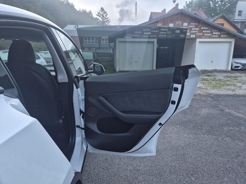 Tesla Model Y RWD 220kw TZ SOH 93,1 % - fotka 39 z 50