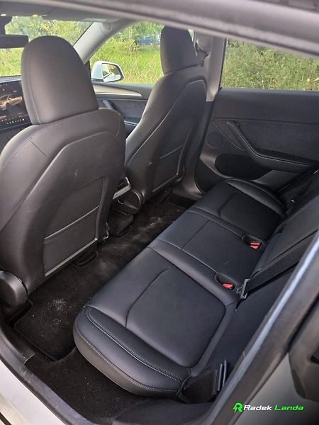 Tesla Model Y (2022) Dual Motor 4×4 (378 kW) - fotka 13 z 13