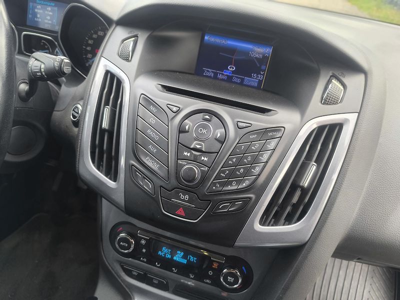Ford Focus 2.0TDCI103KW,MAX VÝBAVA,KRÁSNÝ - fotka 16 z 24