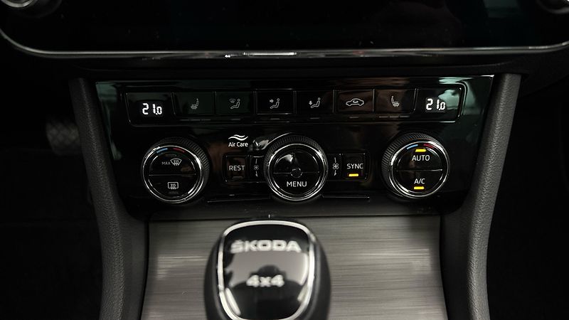 Škoda Superb 2.0 TDI DSG 4x4 Style Combi - fotka 13 z 30