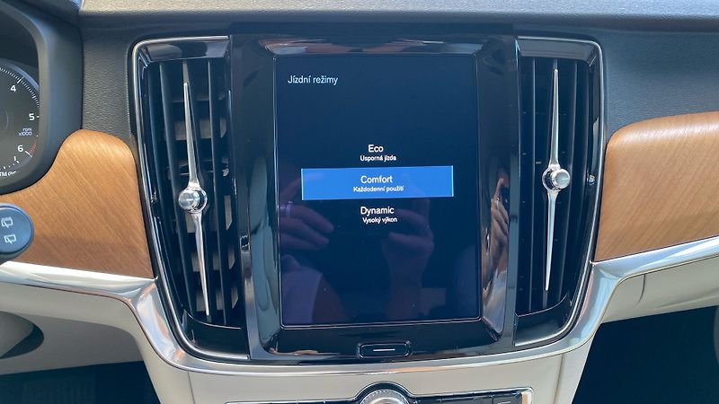 Volvo V90 MOMENTUM PRO, B4 AWD, 145+10 k - fotka 25 z 33