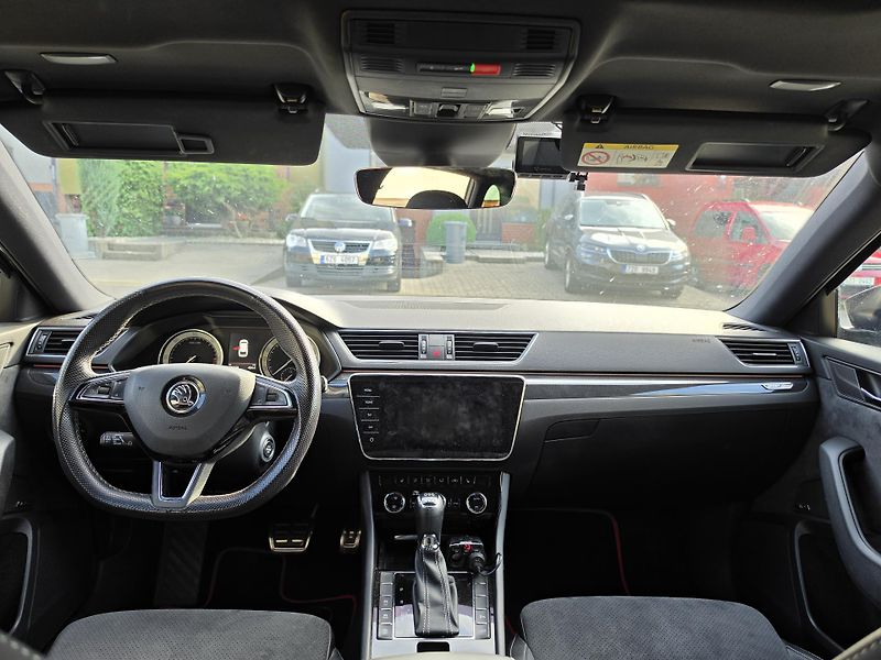 Škoda Superb (2018) SportLine 2.0 TDI 140kW 4x4 - fotka 25 z 32