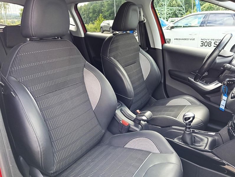 Peugeot 2008 (2018) ALLURE 130k MAN6 - fotka 21 z 27