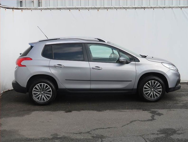 Peugeot 2008 (2016) 1.2 PureTech, Serv.kniha - fotka 6 z 20