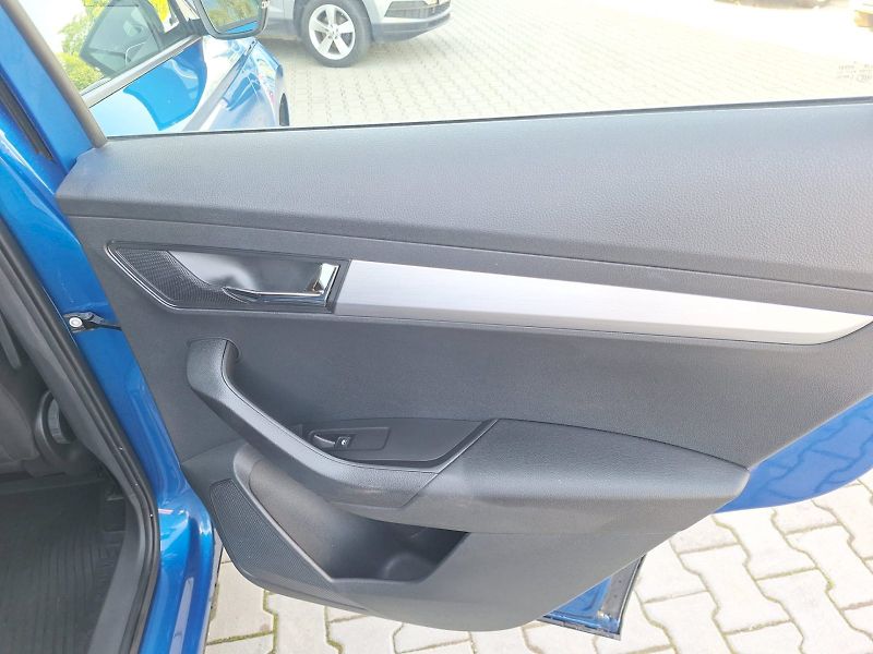 Škoda Karoq (2022) 1.5 TSI / 110 kW / 6MP / AMBIT - fotka 33 z 34