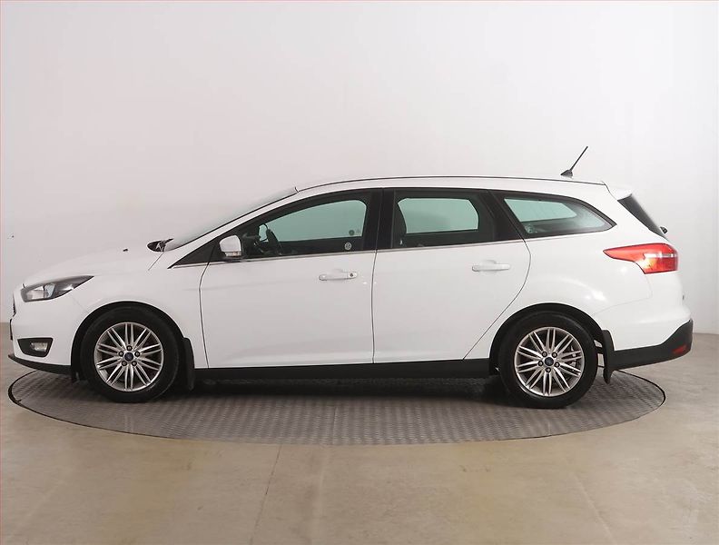 Ford Focus (2018) 1.0 EcoBoost, Tempomat - fotka 3 z 17