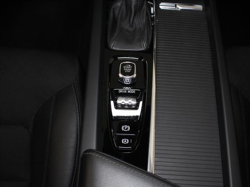 Volvo XC60 2,0 T5 184kW AWD Mom.PRO Pano. - fotka 15 z 25