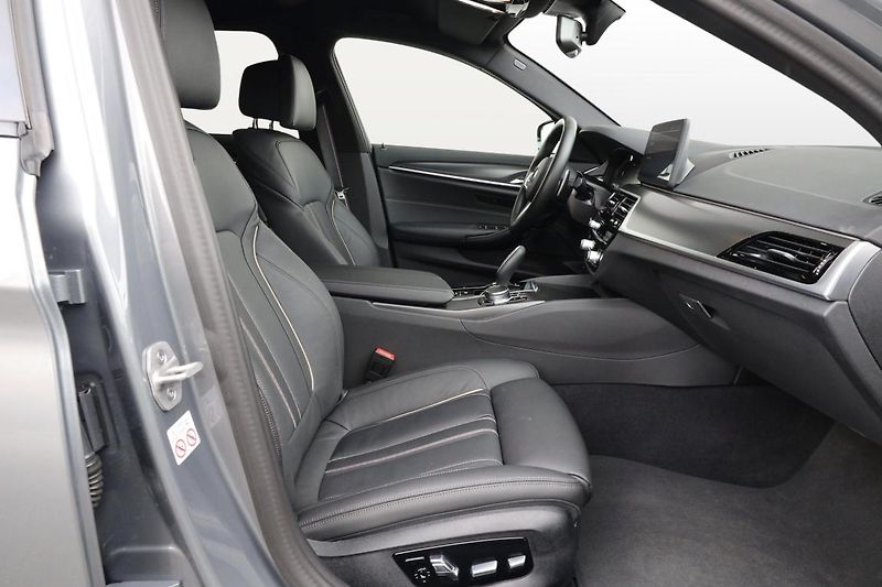 BMW Řada 5 520d xDrive - fotka 18 z 22