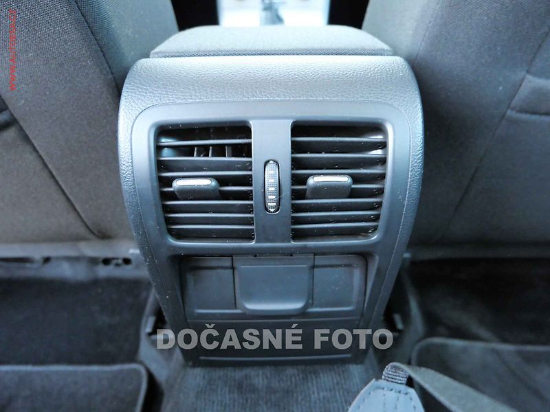 Volkswagen Passat (2014) 2.0 TDi, Navi, xenon - fotka 22 z 23