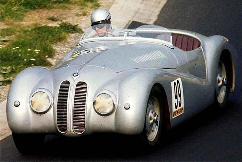 Vůz BMW 328 byl už od začátku navržený jako soutěžní model, který má dát bavorské značce sportovní image. Na snímku je BMW 328 z roku 1938 v Louwman Muzeu.