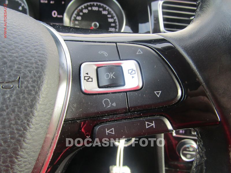 Volkswagen Golf (2015) 1.6TDi, ČR, DSG, park.asist - fotka 13 z 20