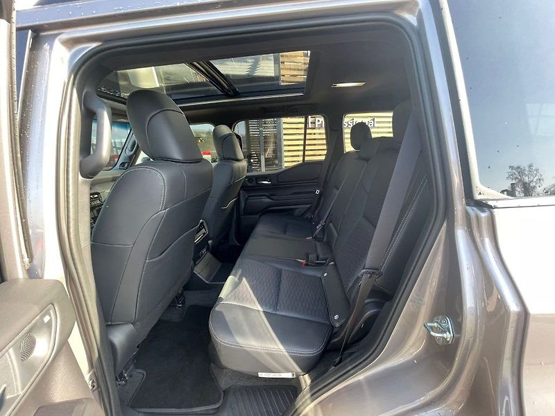 Toyota Land Cruiser 2.8D 8AT 4x4 Executive Skyview - fotka 32 z 34