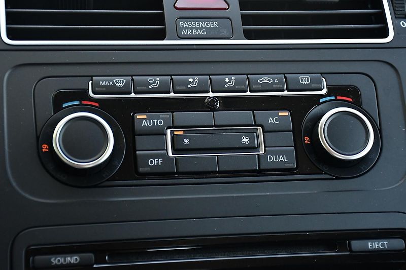 Volkswagen Touran 1.6TDi 77kW TAŽNÉ  - fotka 32 z 45