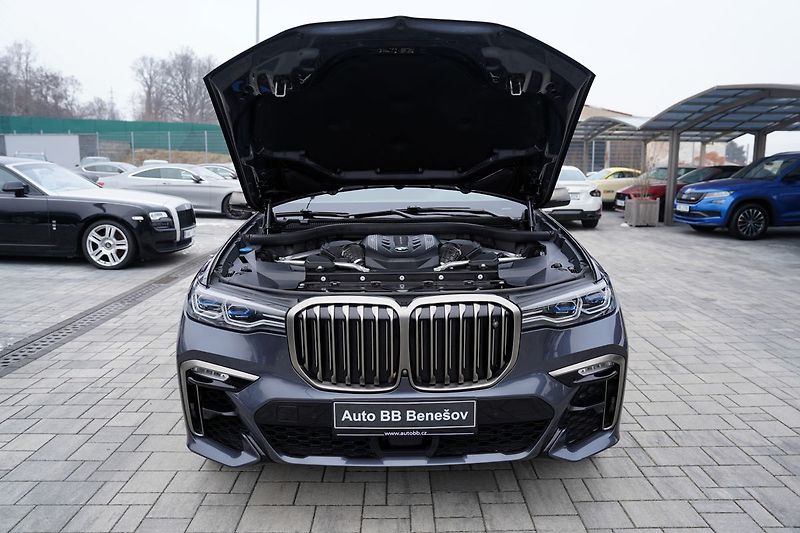 BMW X7 M50i xDrive/AT9/22/ČR/530 PS - fotka 9 z 49
