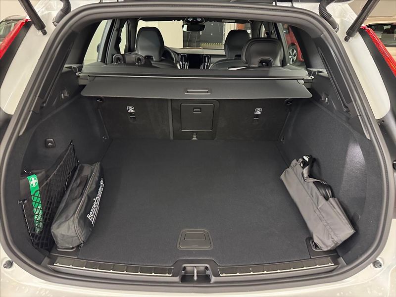 Volvo XC60 (2025) 2,0 B5 AWD Plus Dark 5949 - fotka 13 z 15
