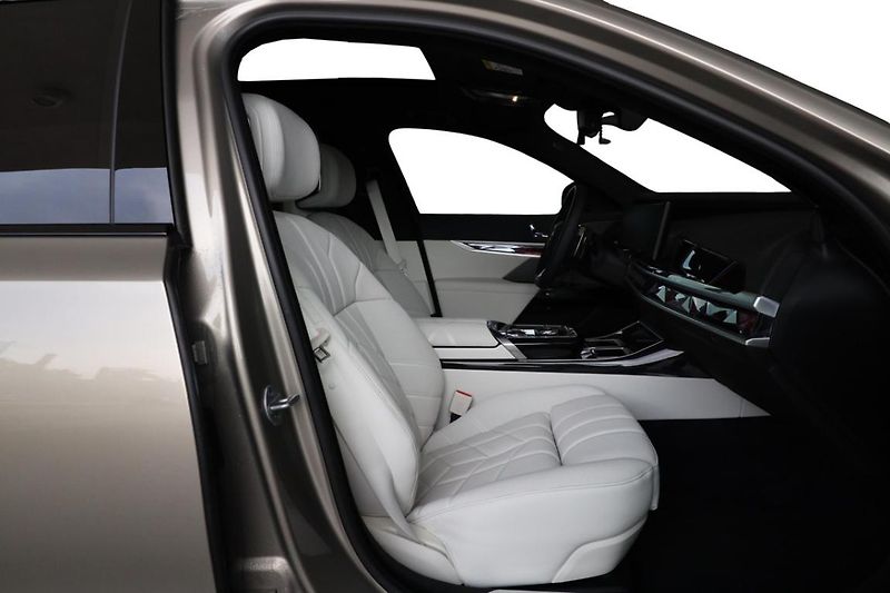 BMW Řada 7 740d xDrive - fotka 32 z 42
