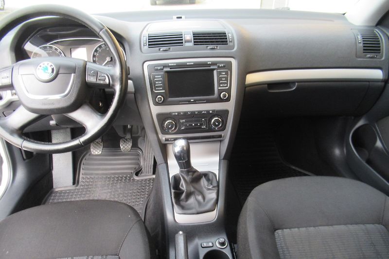 Škoda Octavia 1.6 TDi ELEGANCE AUT. KLIMA - fotka 9 z 20
