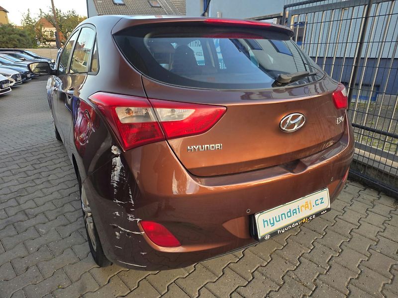 Hyundai i30 1.6-PĚKNÁ VÝBAVA-ODĚRKY - fotka 9 z 12