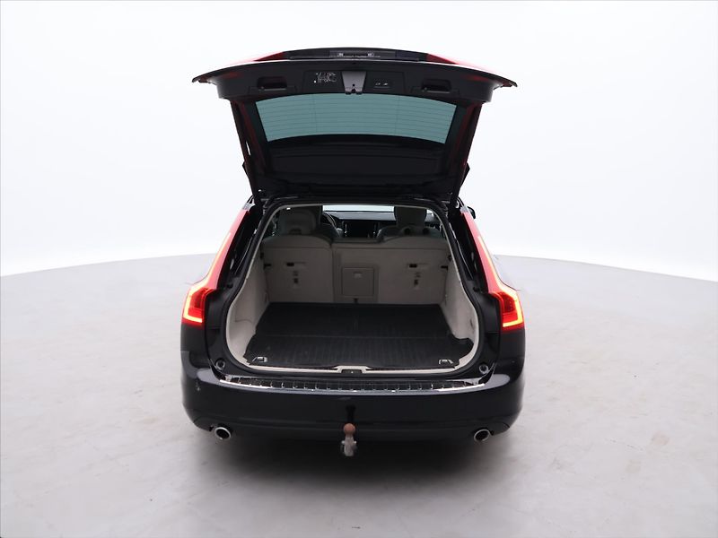 Volvo V90 2,0 D4 140kW Drive-E Momentum - fotka 9 z 29