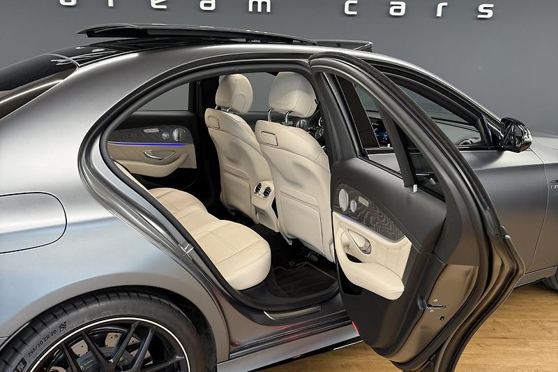 Mercedes-Benz Třídy E (2021) E 63s AMG 4Matic+ V8 Biturbo - fotka 38 z 124