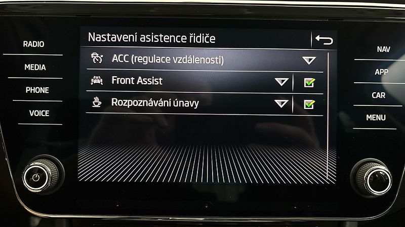 Škoda Superb 2.0 TDI DSG Style Combi - fotka 24 z 26